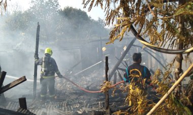 ระทึก!ไฟไหม้ห้องแถววอด 6 ห้อง  ยายวัย 75 ขาเดินไม่ค่อยไหว หวิดโดนไฟคลอก