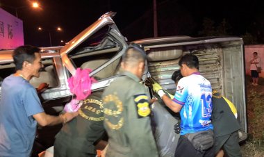 สลด!กระบะซิ่งพุ่งชนท้ายบรรทุกพ่วง 18 ล้อลอยปลิวพลิกค่ำตาย 1สาหัส 1