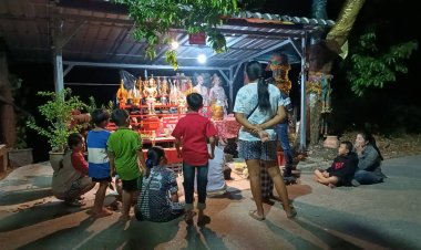 ใกล้วันหวยออกแม้ดึก คอหวยแห่ส่องเลขแม่ย่าโอรสแม่พรรณพิไล