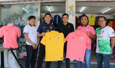 แฟนบอลไทยมั่นทีมช้างศึกมีลุ้นเข้ารอบลึกศึกเอเชียนคัพพร้อมใส่เสื้อเชียร์กระหึ่มหน้าจอ