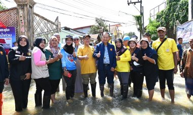 ประธานสภาผู้แทนราษฎร มอบถุงยังชีพผู้ประสบภัยน้ำท่วม จังหวัดปัตตานี
