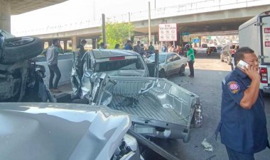 ปิกอัพไล่บี้เก๋งพุ่งข้ามเกาะกลางเสย จยย.ตาย 1 รถเฉี่ยวชน-คนเจ็บเพียบ