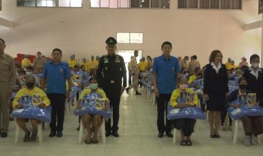 ผู้ว่าฯโคราชนำผ้าห่มกันหนาวพระราชทานมอบให้กับชาวบ้านวังน้ำเขียว