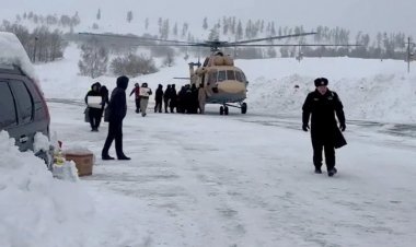 อากาศเปลี่ยนฉับพลัน‘หิมะ’ถล่มปิดถนนในซินเจียง นักท่องเที่ยวตกค้างนับพันชีวิต