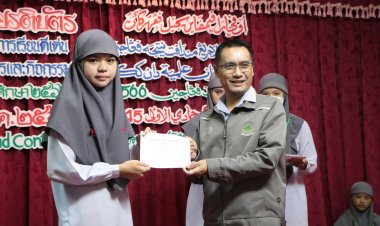 โรงเรียนอัตตัรกียะห์อิสลามียะห์ มอบเกียรติบัตรแก่นักเรียนที่ได้รับผลการเรียนดีเด่น