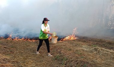 ชาวบ้านกบินทร์บุรีระดมกำลังหิ้วน้ำดับไฟลามทุ่งนากว่าพันไร่จ้าละหวั่นลามเข้าบ้านเรือน