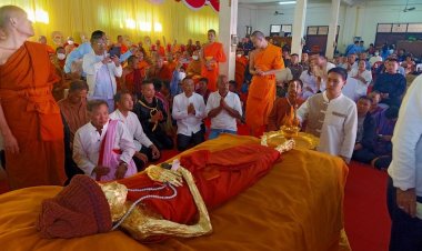 คลื่นศรัทธาร่วมเปลี่ยนผ้าไตรถวาย 'ครูบาสร้อย'เกจิดังท่าสองยาง ครบรอบวันมรณภาพ 26 ปี