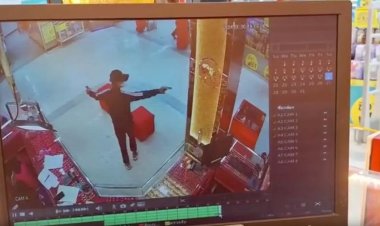 ล่า 2 โจรชุดดำ ใช้ปืน 3 กระบอก ชิงทองในห้างที่สุราษฎร์ธานี