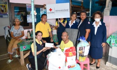 พ่อเมืองชลบุรีควงนายกเหล่ากาชาดฯมอบถุงยังชีพ-เงินสดแก่ผู้ยากไร้