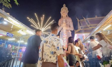 วันหยุดแห่กราบไหว้ขอพร-โชคลาภพระแก่นตะเคียนทองวัดประทุมบูชา