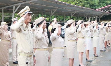 สพป.นราธิวาส เขต 2 พร้อมใจแต่งกายกากีคอพับแขนยาวเคารพธงชาติทุกวันจันทร์