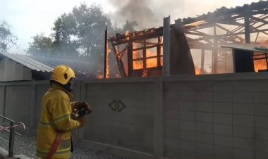 ระทึก!เพลิงไหม้บ้านไม้ติดสถานีรถไฟฟ้าย่านเทพารักษ์วอด 3 หลัง