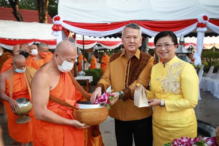 พ่อเมืองตากนำพุทธศาสนิกชนร่วมทำบุญตักบาตรเนื่องในวันขึ้นปีใหม่