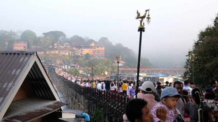 สะพานมอญเนืองแน่นนักท่องเที่ยวแห่ทำบุญตักบาตรรับศักราชใหม่ 2567