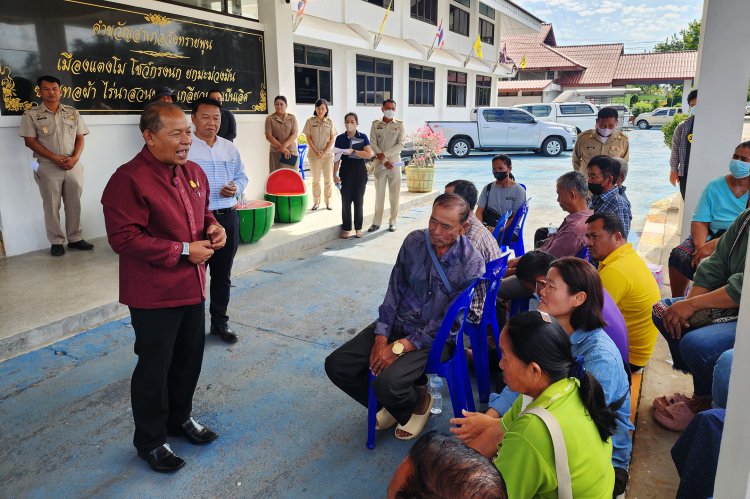 ชาวนาพิจิตรนับร้อยหวั่นถูกโกงรวมตัวชุมนุมเหตุขายข้าวให้สหกรณ์การเกษตรนานข้ามปียังไม่ได้เงิน