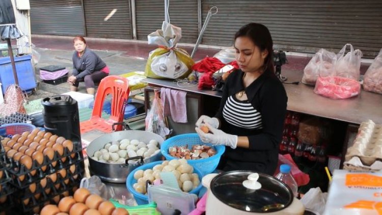 ร้านขายไก่ขอนแก่ยังไม่ขยับราคาหลังผู้ค้ารายใหญ่ขึ้นแผงละ 9 บาท