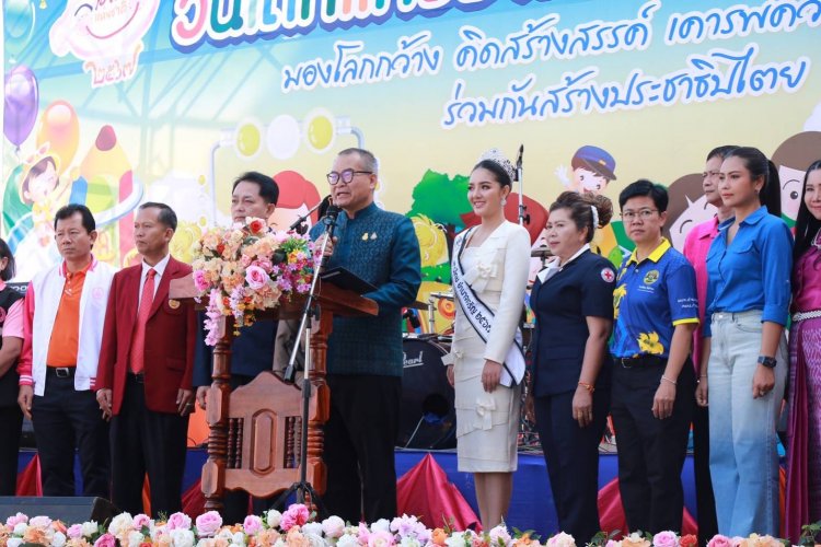 พ่อเมืองอำนาจฯนำขรก.พ่อค้าประชาชนส่งมอบรอยยิ้มแห่งความสุขให้กับเด็ก