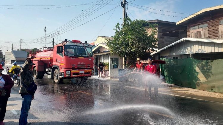 ทต.พระลับ เอาจริงล้างถนนป้องกันฝุ่น PM 2.5  พร้อมชวนชาวชุมชนร่วมใจงดเผา