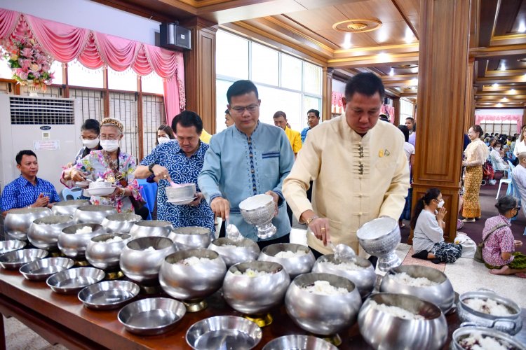 ผู้ว่าฯ ชลบุรี “พาทำบุญ ในวันธรรมสวนะ” น้อมนำหลักธรรม มาปรับใช้ในชีวิตประจำวัน