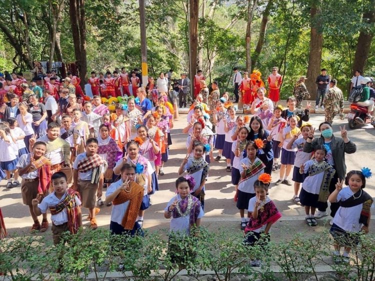 นักเรียนกว่า 200 ชีวิตรำบวงสรวงเจ้าพ่อเขาใหญ่ท่ามกลางสายบุญแห่กราบไหว้