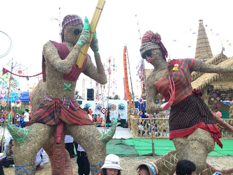 อลังการทำบุญสร้างปราสาทรวงข้าว บุญกุ้มข้าวใหญ่ สืบสานประเพณีอีสานบ้านเฮา