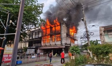 ระทึกไฟไหม้ตึกแถว 3 ชั้นหน้าสถานีรถไฟกรุงเก่าวอด 2 คูหา