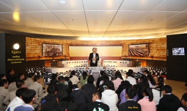 ผู้ช่วยเลขานุการประธานรัฐสภา เป็นตัวแทนนำเยาวชนเยี่ยมชมรัฐสภา