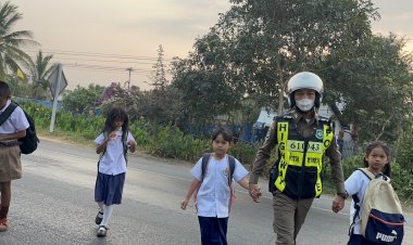 โลกโซเชียลแห่ชื่นชมตำรวจน้ำดีโคราชจูงมือเด็กนักเรียนข้ามถนนทุกวัน