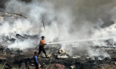 ระทึก!เพลิงไหม้จุดคัดแยกขยะเอกชนย่านบางไทร