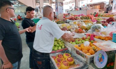 คนเบตง-ชาวมาเลเซียข้ามแดนแห่ซื้อผลไม้มงคลไหว้วันตรุษจีนคึกคัก