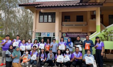 รพ.สต.- อบจ.พัทลุง ลงพื้นที่มอบถุงยังชีพผู้ป่วยติดเตียงบ้านด้านโลด