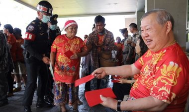 'เสี่ยปรีชา'เศรษฐีใจบุญแจกอั่งเปา 1 หมื่นซอง 2 ล้านแถมเสื้อมังกรทอง