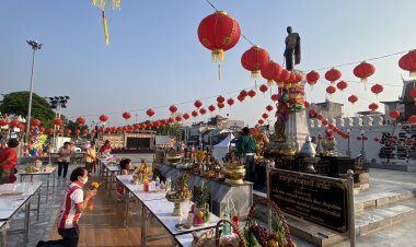 ไหว้ตรุษจีนโคราชคึกคัก แห่สักการะย่าโม-ศาลหลักเมืองเนืองแน่เสริมมงคลชีวิต