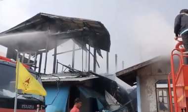 ระทึก!เจ้าของบ้านไม่อยู่ ไฟไหม้ วอด 3 หลัง ตร.สันนิษฐานไฟฟ้าลัดวงจร