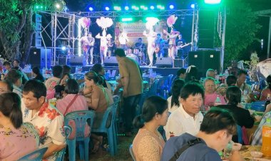 สีสันงานกินเลี้ยงอุปแสมบทพ่อนาค สวิตต์  หรือ สัน  คุ้มศักดิ์  ก่อนเข้าพิธีอุปสมบท