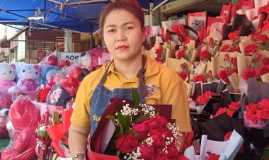 หนุ่มสาวจูงมือเลือกซื้อดอกไม้มอบสื่อรักวันวาเลนไทน์คึกคัก