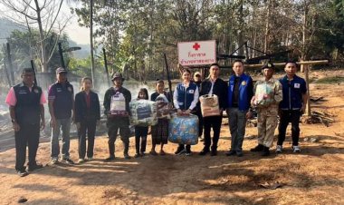 ท่าสองยางมอบเครื่องอุปโภคบริโภคเหยื่อไฟไหม้บ้าน