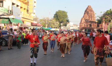 คู่รักชาวลพบุรีพร้อมใจแต่งชุดไทยจดทะเบียนสมรสวันแห่งความรัก