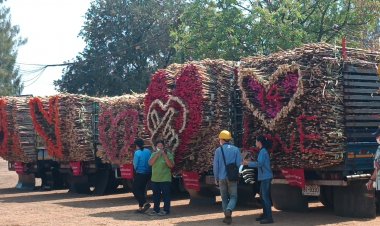 ชาวไร่อ้อยตกแต่งรถบรรทุกอ้อยสร้างสีสันวาเลนไทน์