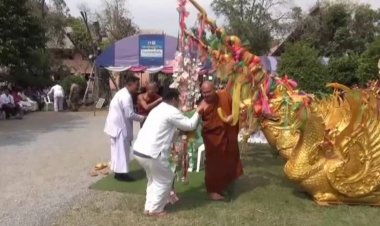 ชาวบ้านไร่แห่ส่องเลขเด็ดช่อฟ้าไม้ตะเคียนรูปนกหัสดีลิงค์วัดเขาถ้ำประทุน