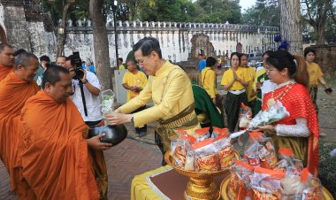 ผู้ว่าฯ ลพบุรี นำเหล่าพสกนิกร นุ่งโจง ห่มสไบ แต่งไทย ทำบุญตักบาตรถวายเป็นพระราชกุศล