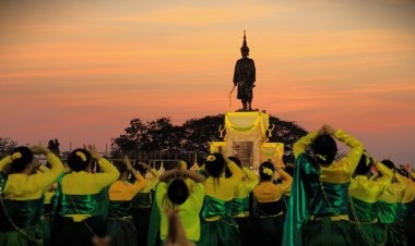 สุดยิ่งใหญ่ !!! นางรำ 5,000  กว่าชีวิต รำบวงสรวงถวายดวงพระวิญญาณ สมเด็จพระนารายณ์มหาราช