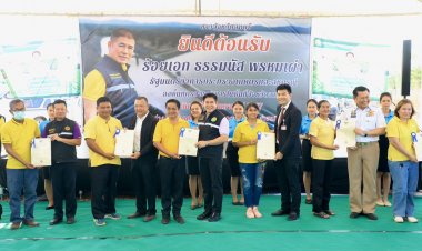 "ธรรมนัส"รมว.เกษตรฯมอบโฉนดที่ดินให้กับเกษตรกรในพื้นที่ลพบุรี