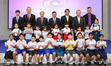 นายอลงกรณ์ พลบุตร ประธานที่ปรึกษาชมรมช่างภาพการเมือง เป็นประธานในพิธีมอบทุนการศึกษาบุตร - ธิดา สมาชิกชมรมช่างภาพการเมือง ครั้งที่ 14