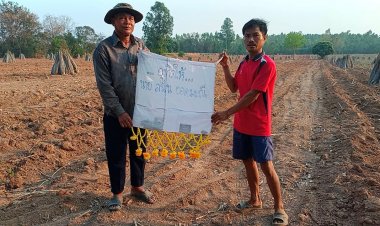 บุญหล่นทับ!ลุงดวงดีเก็บเงินโปรยทานลอยมากับลูกโป่งอุทิศบุญทางอากาศ