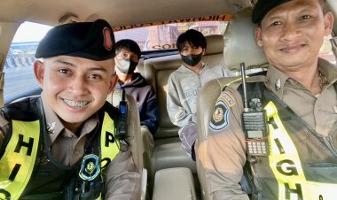 ทำดีต้องชม!ตำรวจน้ำดีวังน้อยยื่นมือช่วย2หนุ่มอีสานตกอับไร้เงิน