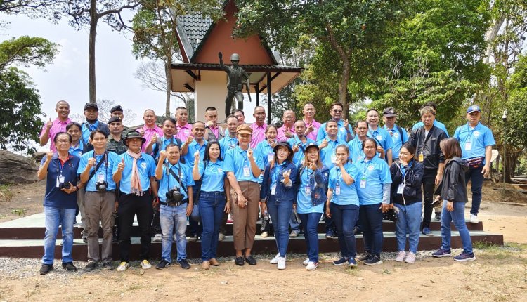 ผบ.กกล.สุรนารี นำทัพนักข่าว5จังหวัดอีสานใต้พบปะกัมพูชาที่ชายแดนพระวิหาร