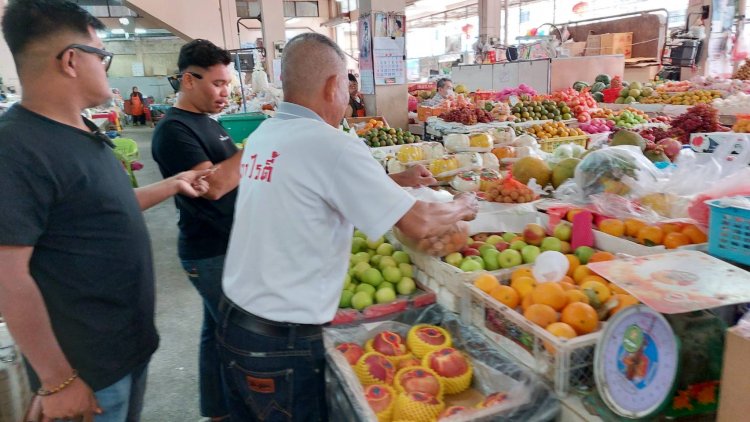 คนเบตง-ชาวมาเลเซียข้ามแดนแห่ซื้อผลไม้มงคลไหว้วันตรุษจีนคึกคัก