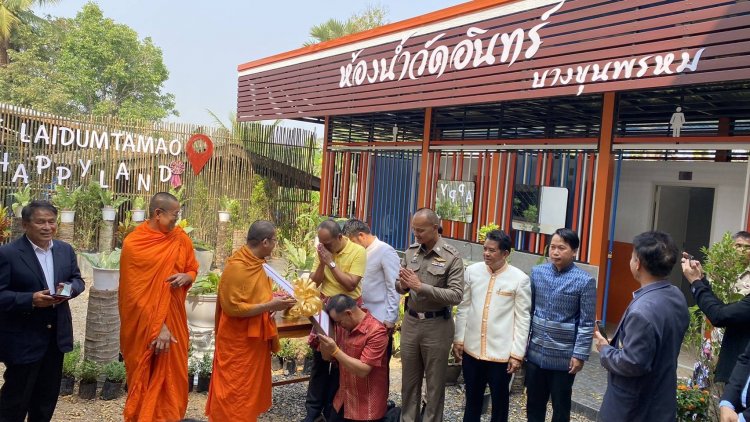 พระนักบุญ สร้างห้องน้ำให้แก่โรงเรียน ตำรวจศรีสะเกษเข้าร่วมด้วยช่วยกัน