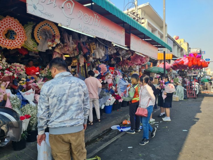 ช็อกโกแลตชิดซ้ายช่อเงินมาแรงวัยรุ่นฮิตซื้อมอบให้คนรักแทนใจ